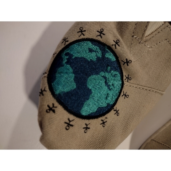 Toms "Giving Embroidered Globe" canvas slip ons - Picture 2 of 11